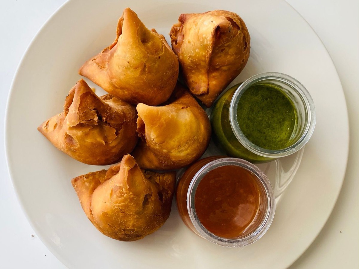 Samosas with chutney